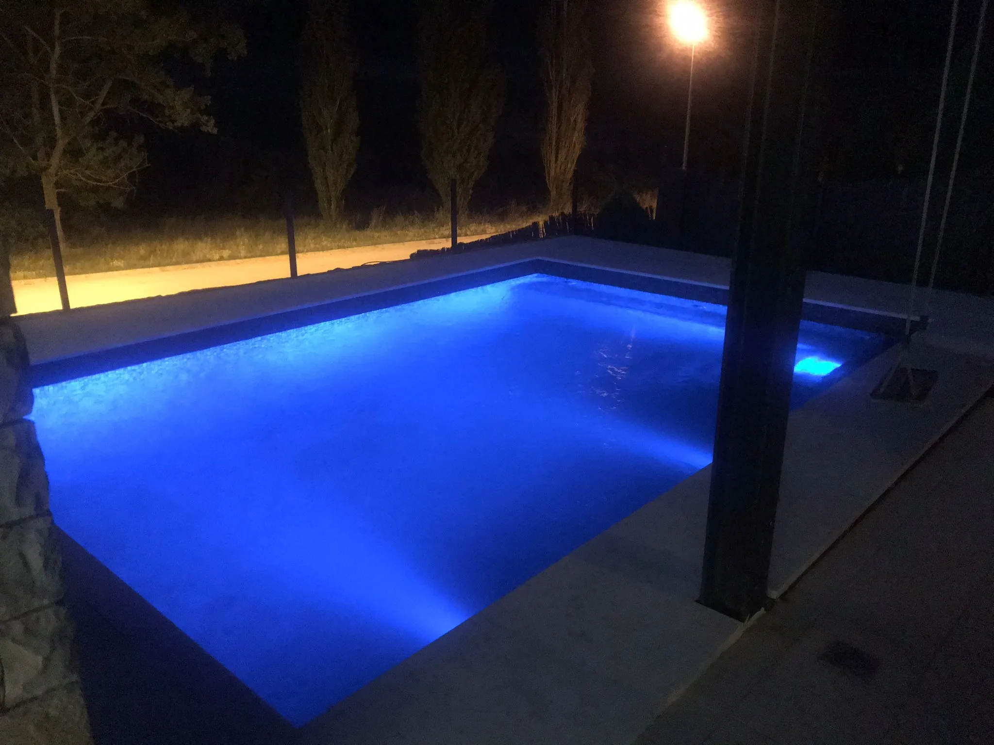 Piscina iluminada de noche