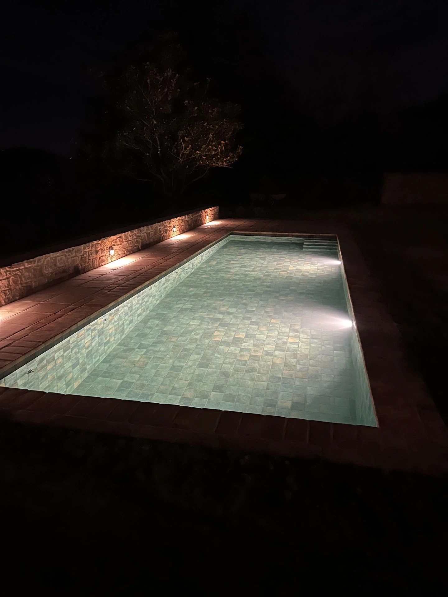 Piscina renovada amb nova il·luminació