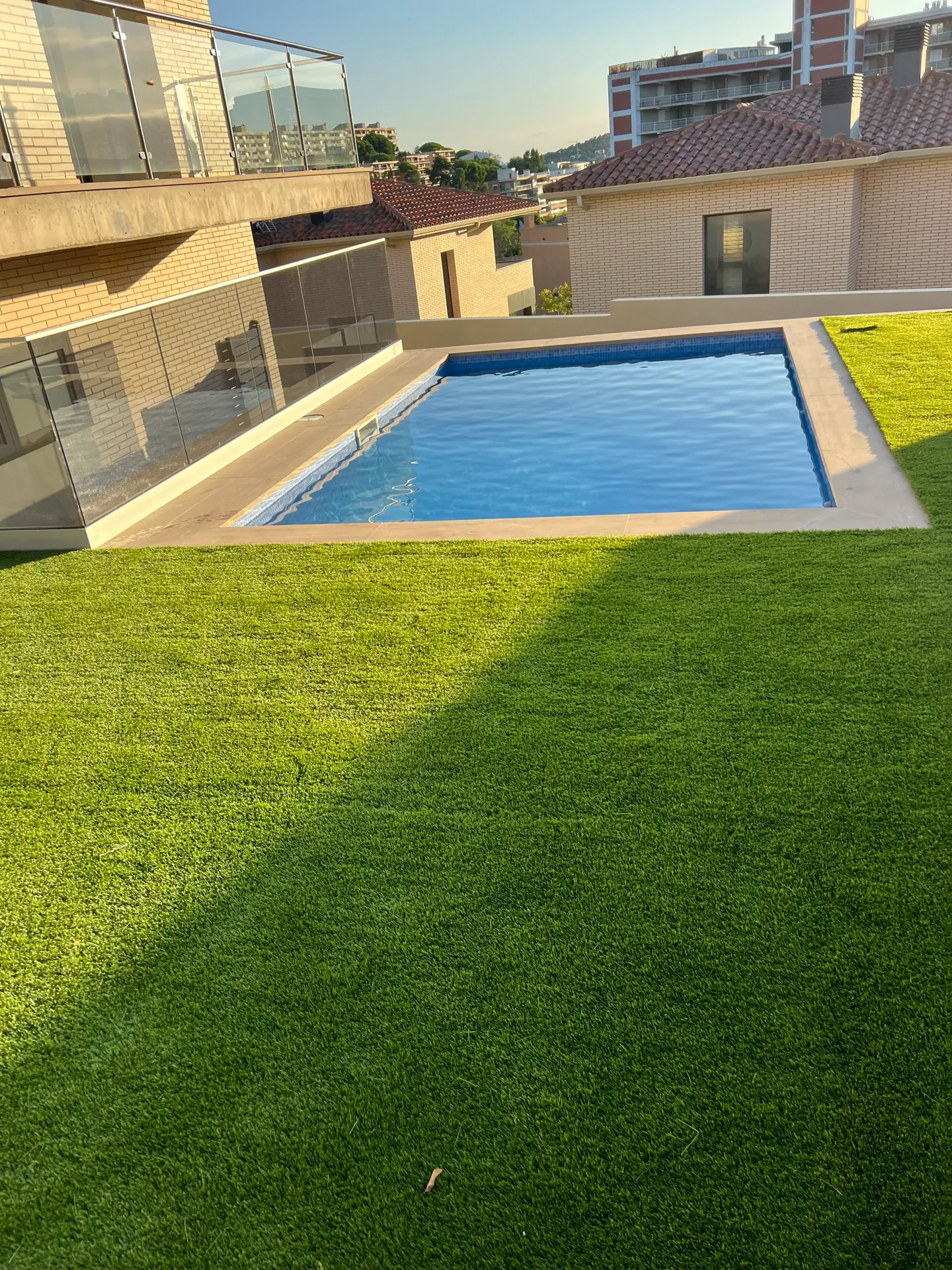 Piscina exterior amb zona de descans