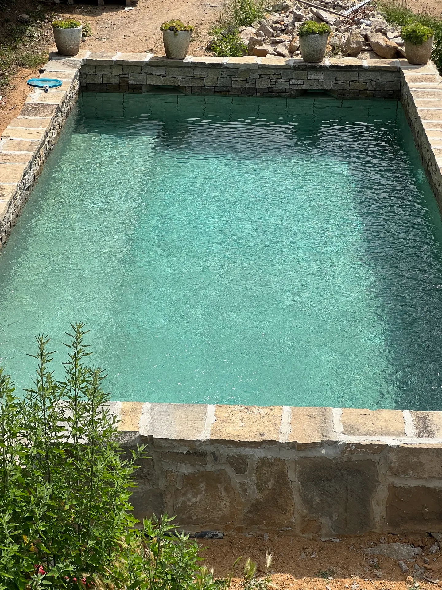 Piscina rehabilitada amb acabats renovats