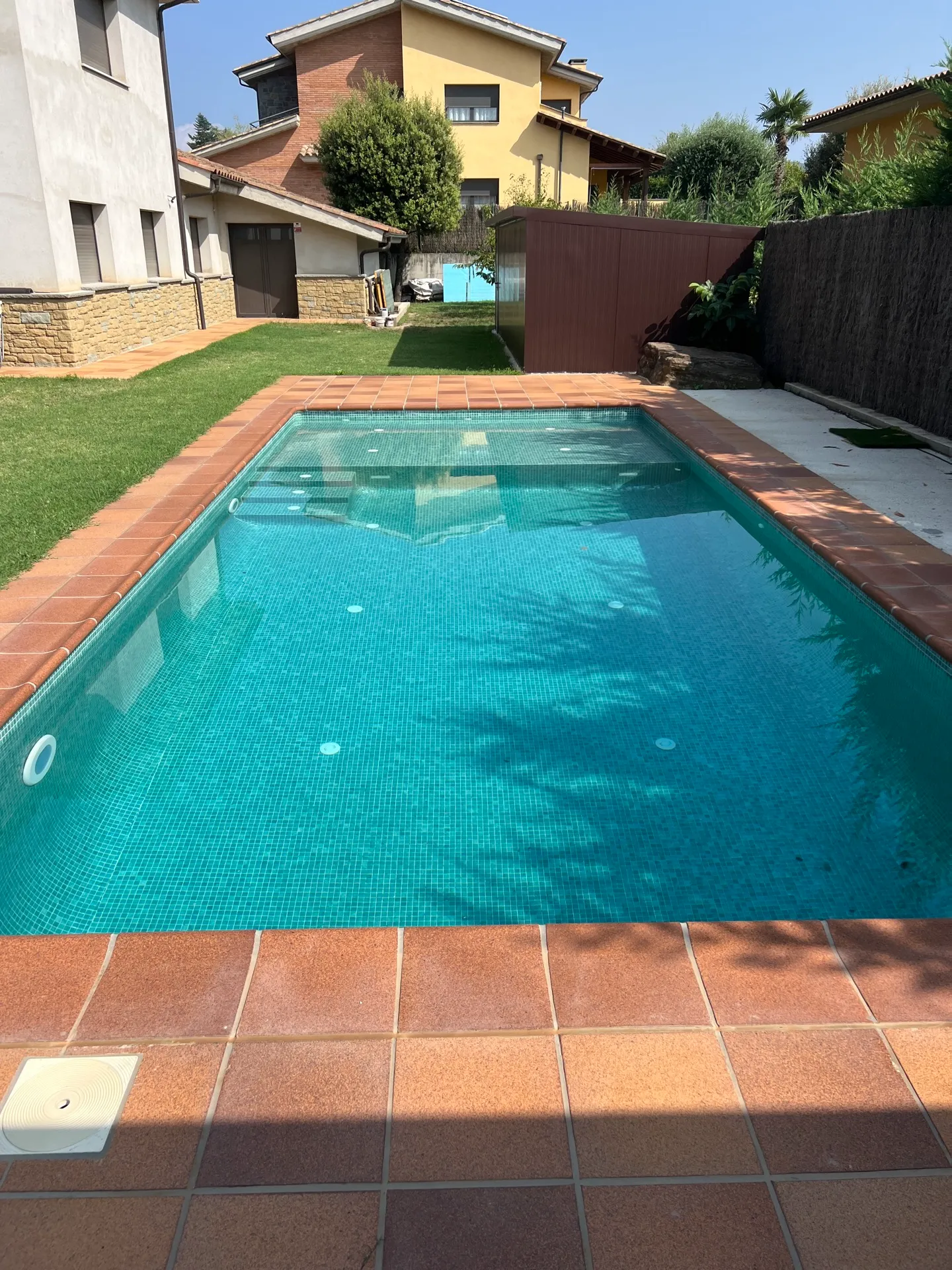 Piscina de disseny amb paviment perimetral